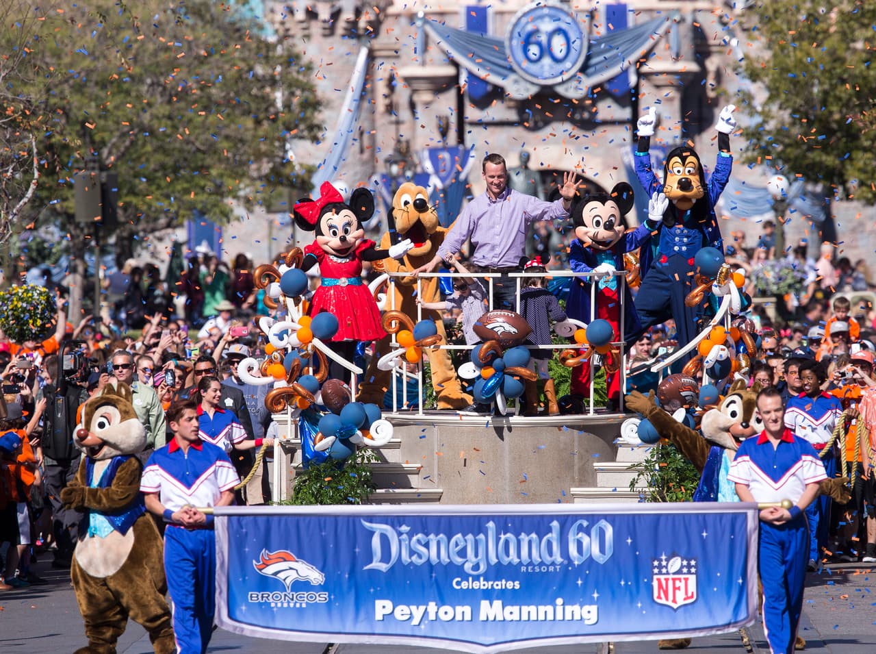 Manning, que hizo historia al convertirse en el quarterback de mayor edad en ganar el Super Bowl, a sus 39 años, fue honrado con un desfile en la calle Main de Disney.
