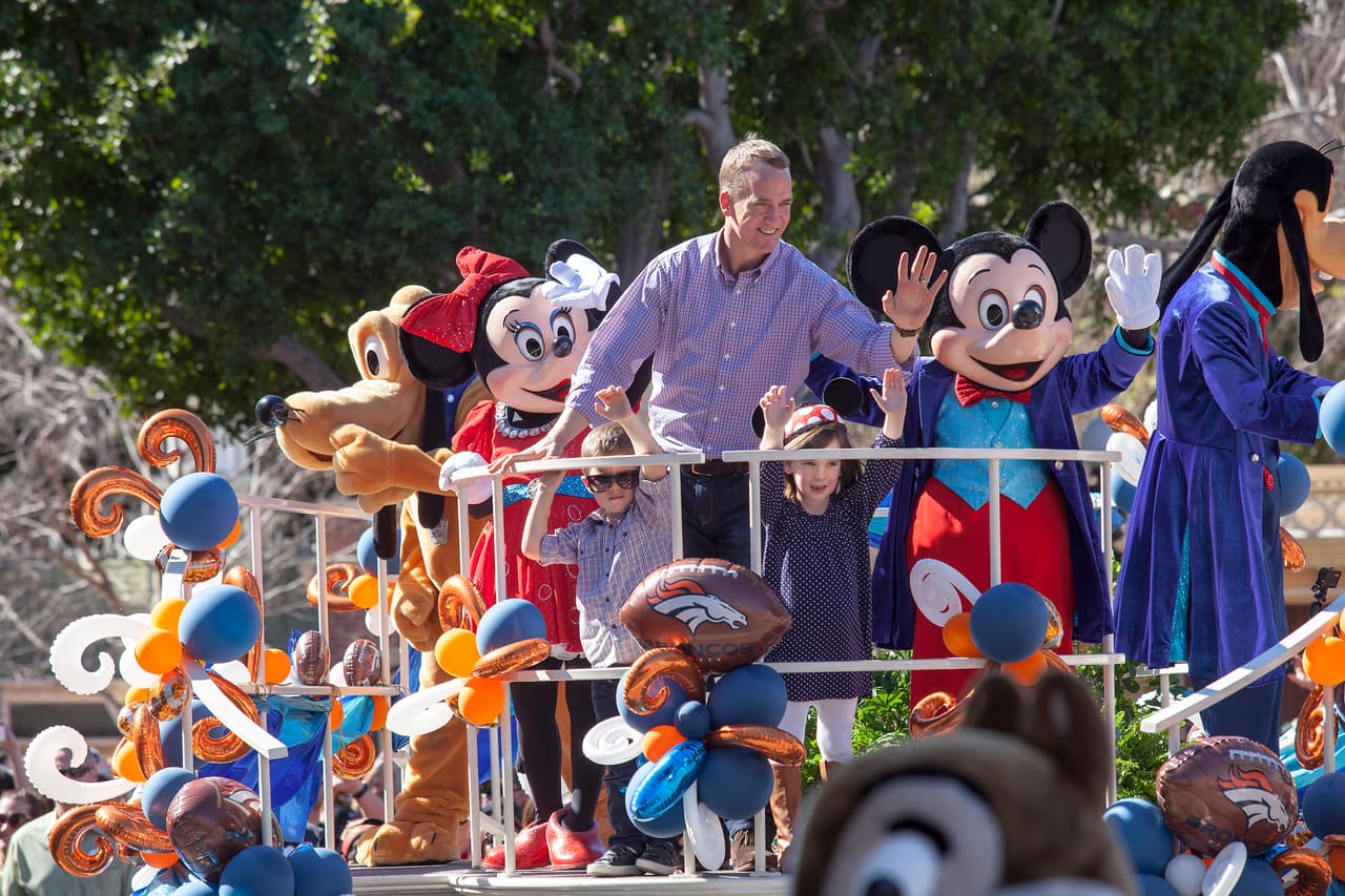 Manning también se convirtió en el primer quarterback de la NFL que suma 200 victorias, 186 en la temporada regular y 14 en postemporada, y superó a Brett Favre, que tenía 199 victorias.