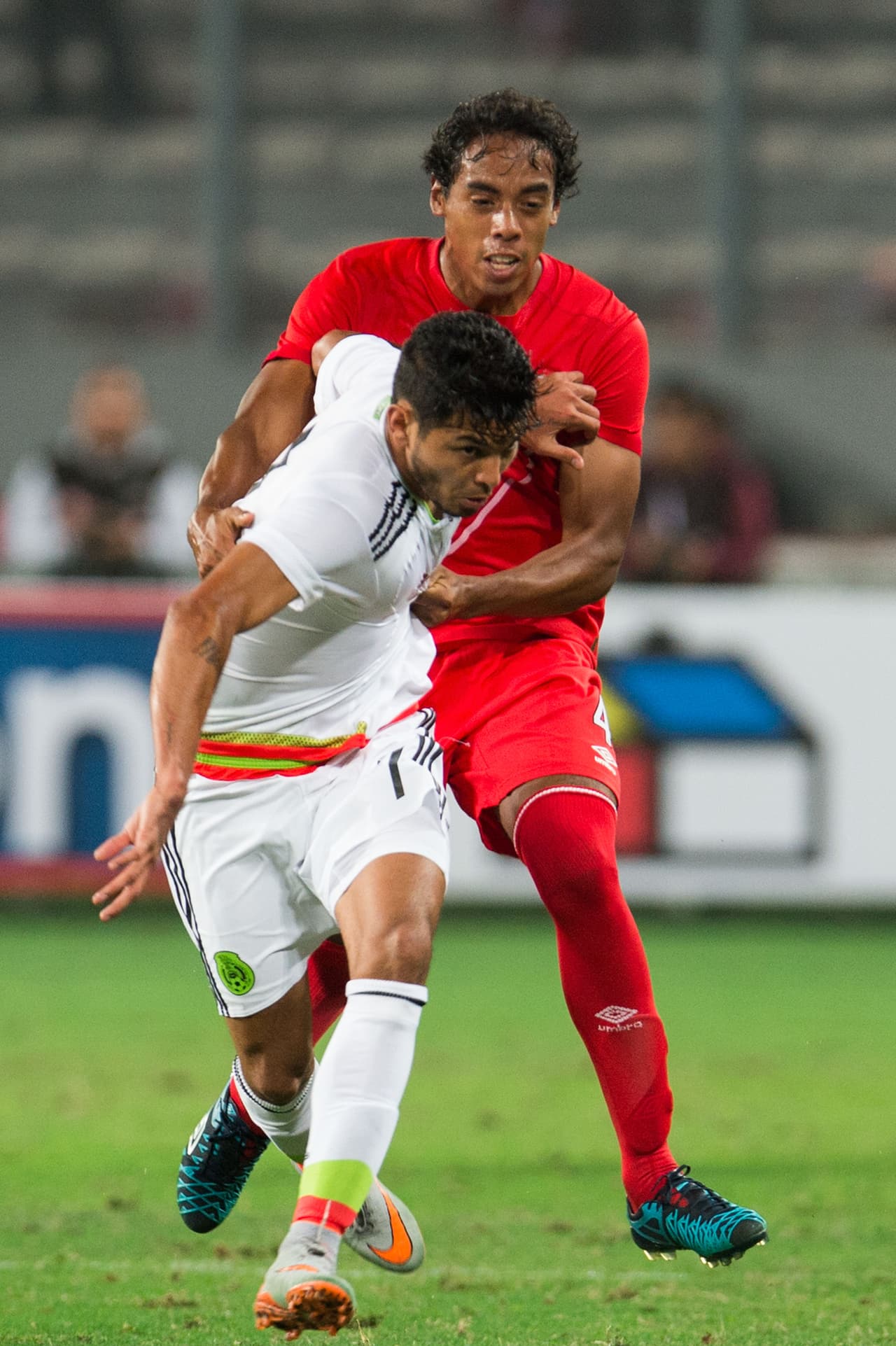 A los 74 minutos Requena lo jaloneó y él respondió de igual manera, con una serie de jaloneos.