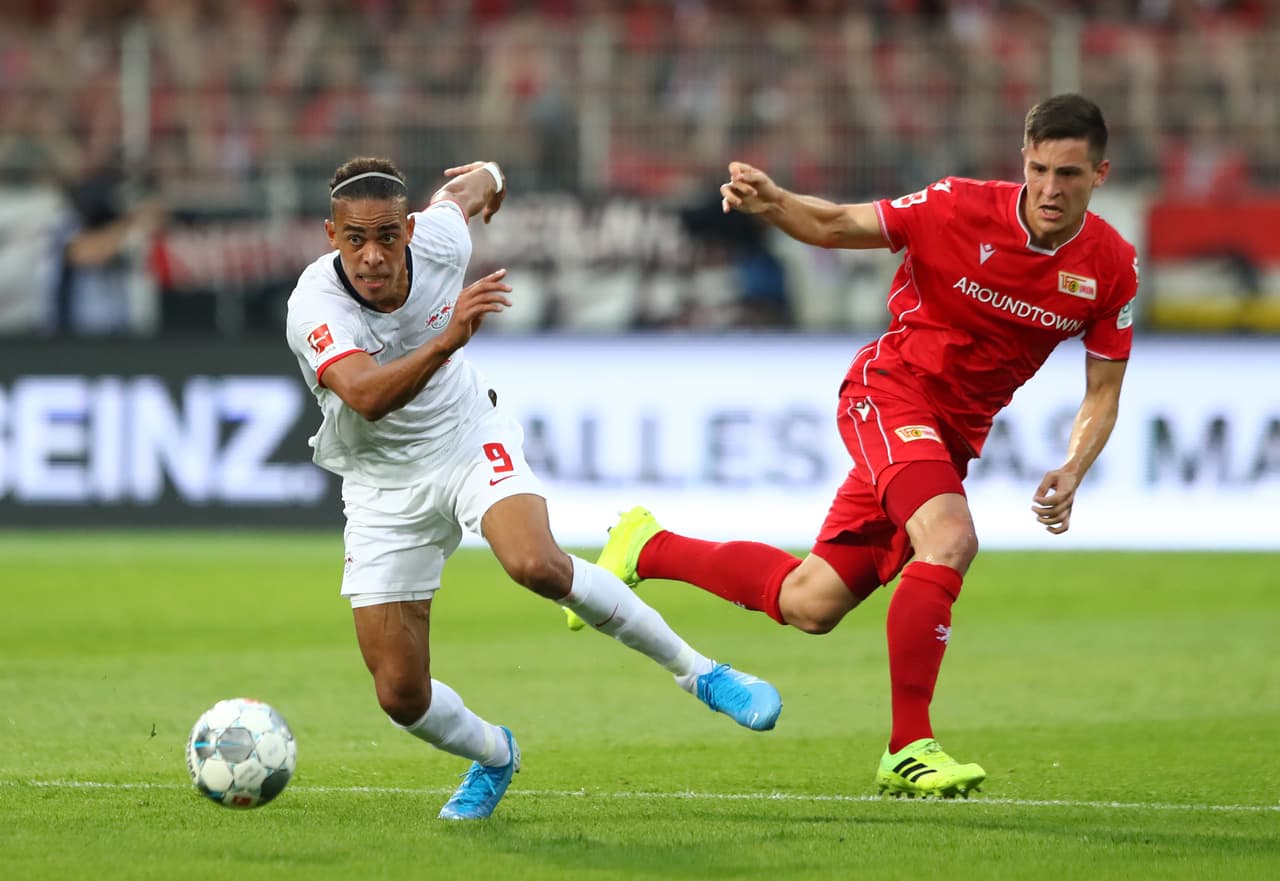 Finalmente, el 18 de agosto debutaron en Bundesliga ante el Leipzig, curiosamente un rival ideológico del club que provocó una crítica constante de la afición.