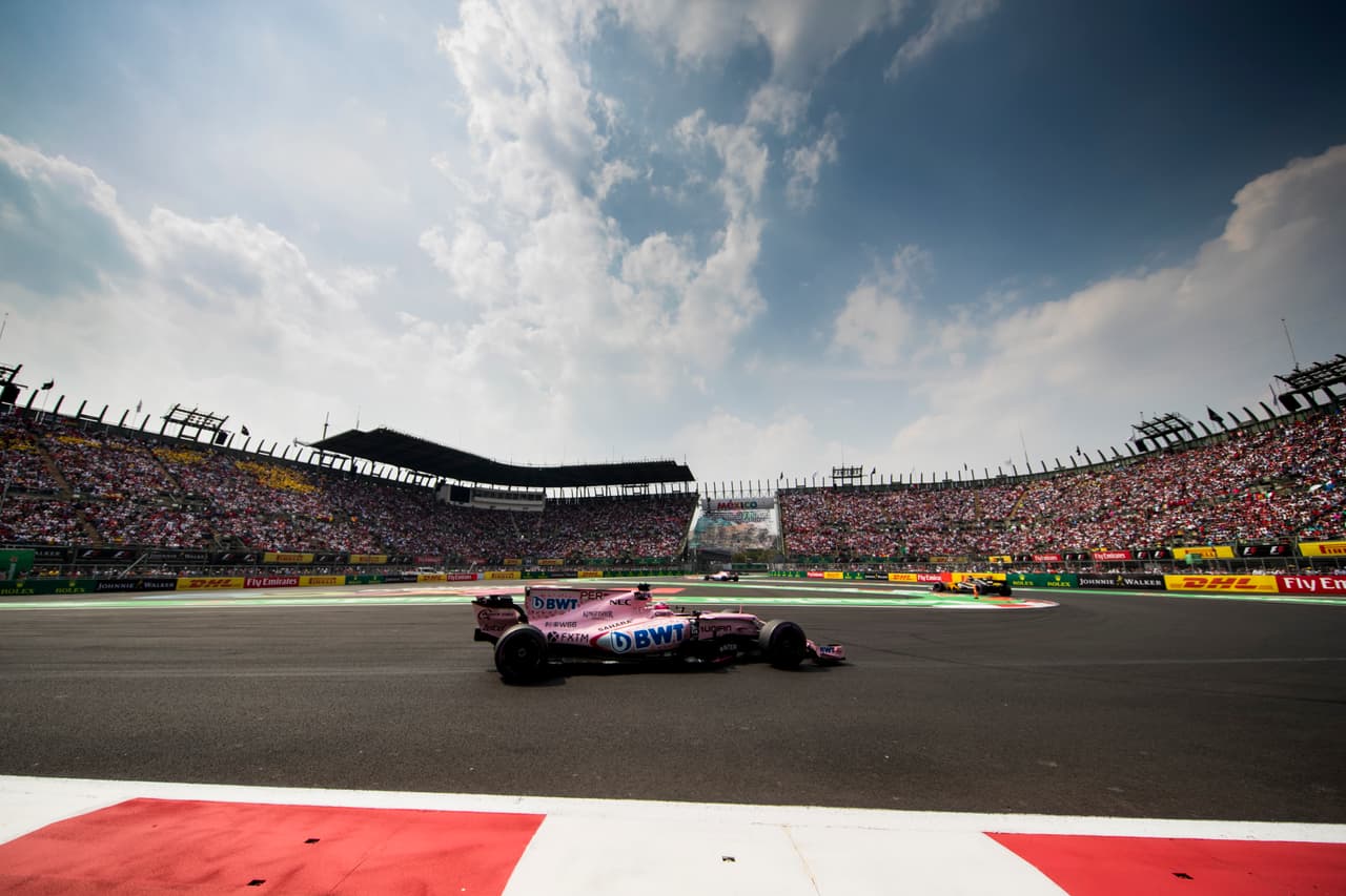 Sergio Pérez circula en las primeras curvas del Foro Sol del Autódromo Hermanos Rodríguez en la carrera de la Fórmula 1 celebrada en México en el año 2018