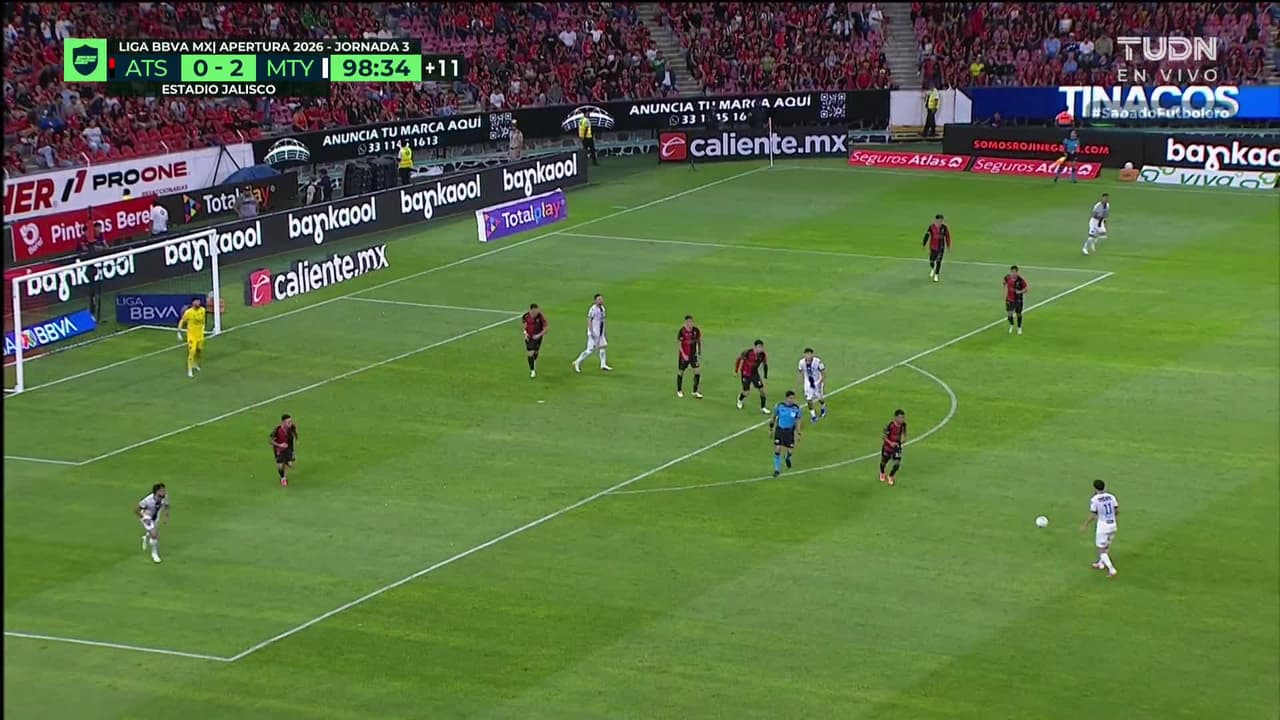 Arranca el partido y la pelota está en juego.