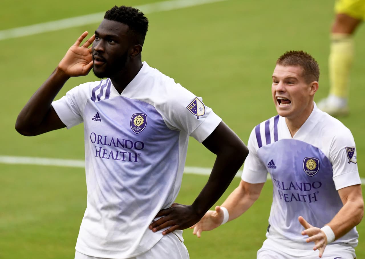 La camiseta alternativa -presentada el año pasado- es de color blanco con detalles en morado.