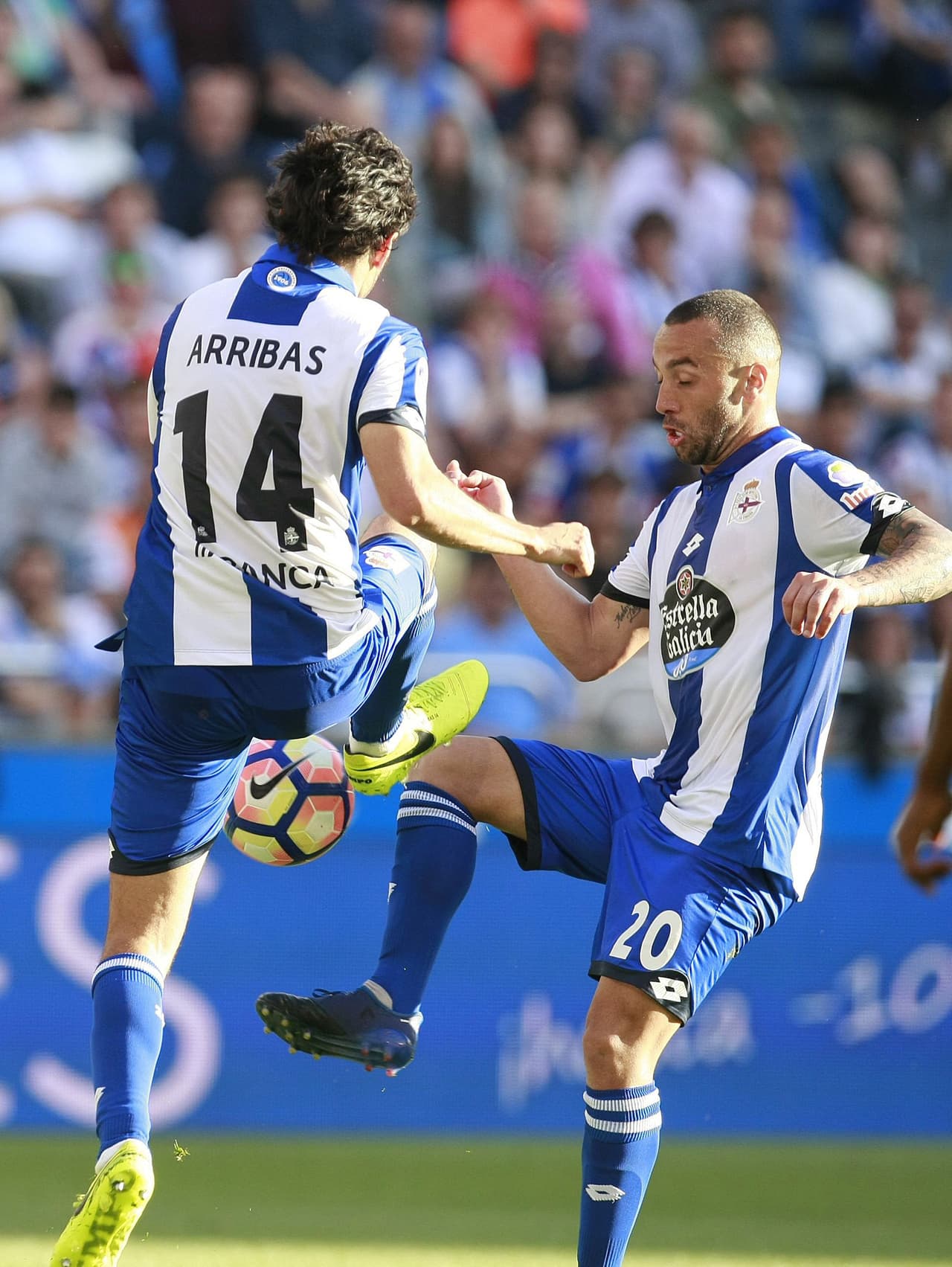 La Coruña lo siguió intentando, pero por momentos se mostraba muy errático. En la defensa, Alejandor Arribas fue titular y en el mediocampo lo fue el brasileño Guilherme.