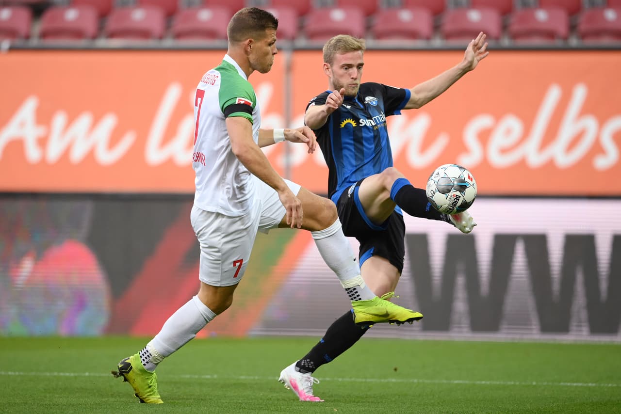Florian Niederlechner se adelnata a la jugada y roba el balón para despues descargar con su portero.