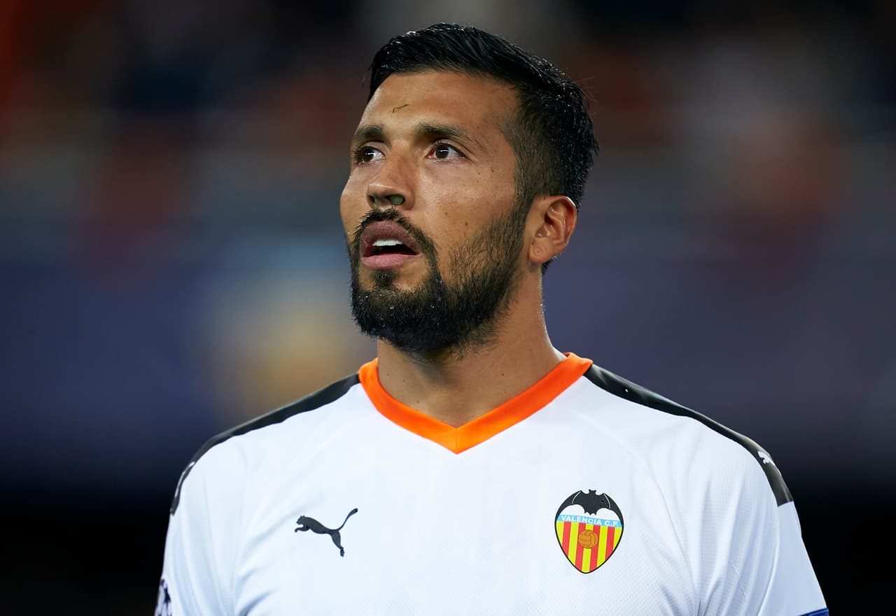 Ezequiel Garay durante un partido en la Champions League con el Valencia.