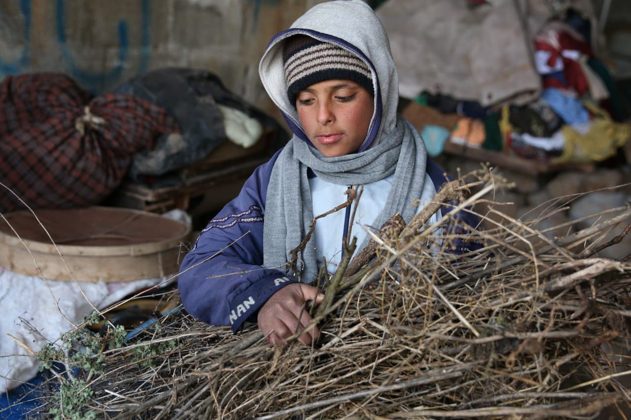 Un niño recolecta leña para calentarse en Dara, Siria. 8 de febrero de 2017.