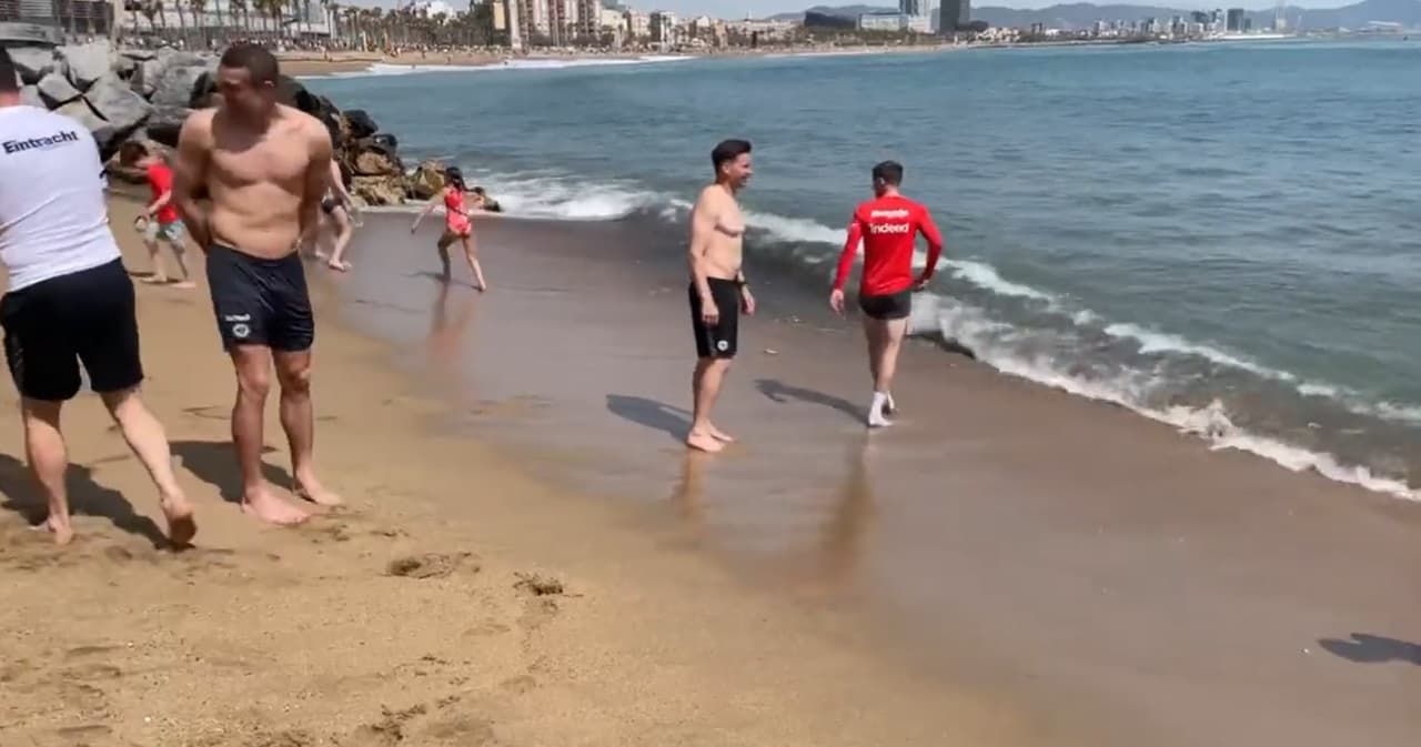 El Frankfurt celebró en la playa de la Barceloneta el triunfo histórico en el Camp Nou para eliminar al Barça de la Europa League.