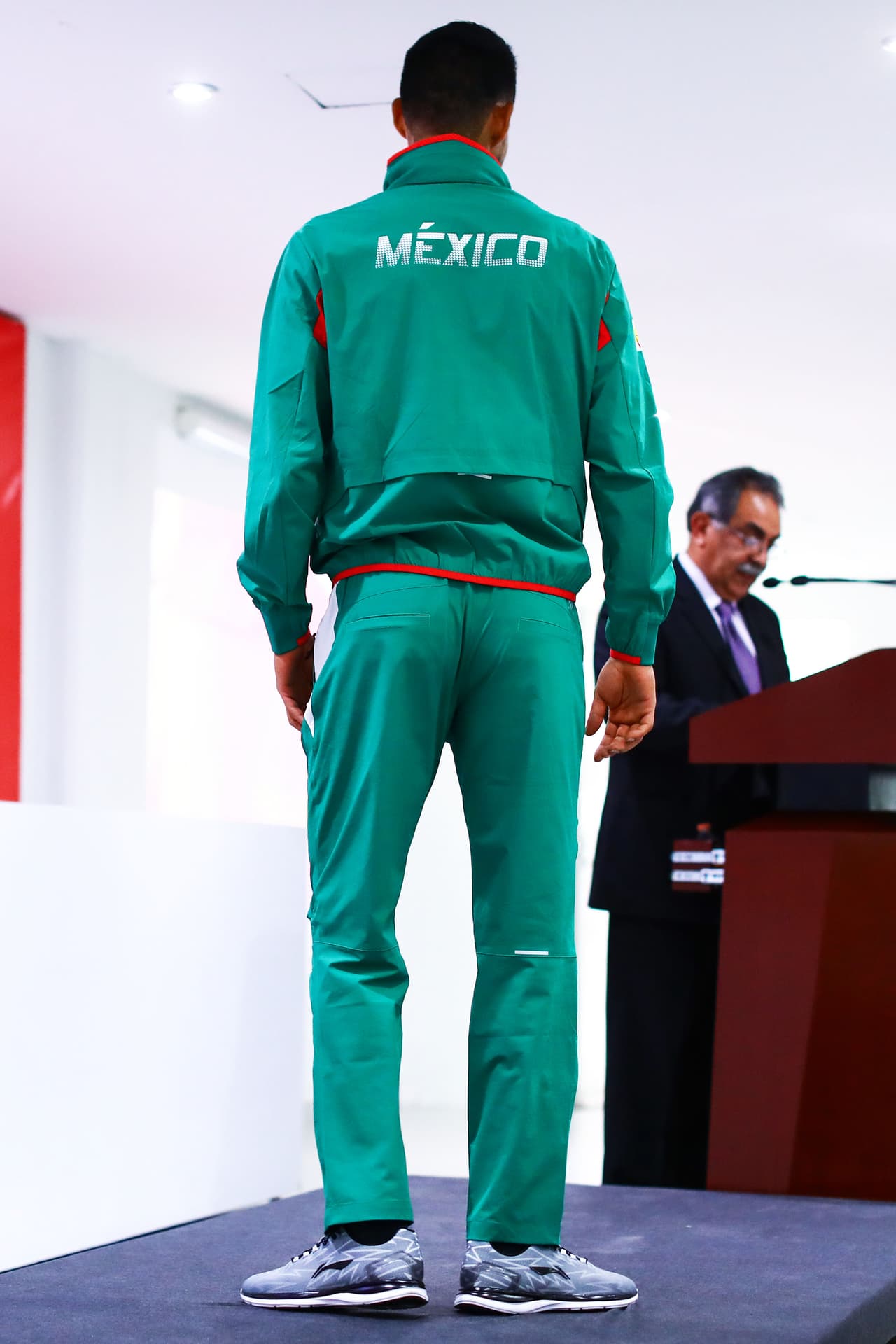 Sayyed Ricardo Morales Diaz, del equipo nacional de balonmano, luciendo el uniforme verde en su modelo completo.