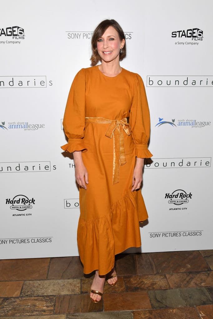 Durante su trayecto habitual de vuelta a casa en tren Michael MacCauley, un vendedor de seguros felizmente casado comienza a hablar con una misteriosa pasajera, Joanna, que dice estudiar el comportamiento humano preguntándose qué clase de persona esa cada uno.
<br>