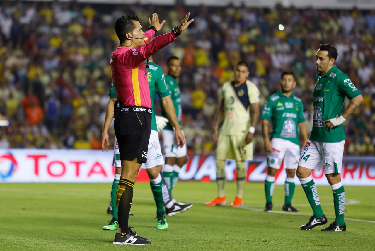 Pero después de que los oficiales del Video Assistance Referee (VAR) revisaron la jugada, se resolvió que la mano de Mena en el área fue accidental y no hubo intención de interferir en la jugada, por lo que el penalti se disolvía.