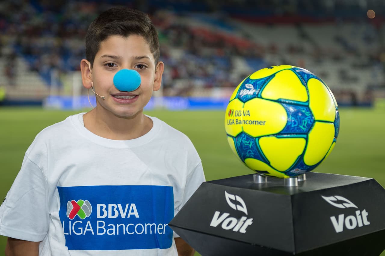 Los niños son los protagonistas del protocolo previo a cada encuentro.