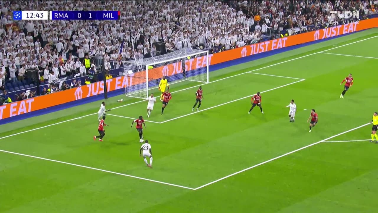 ¡TIRO ATAJADO! disparo por Kylian Mbappé.