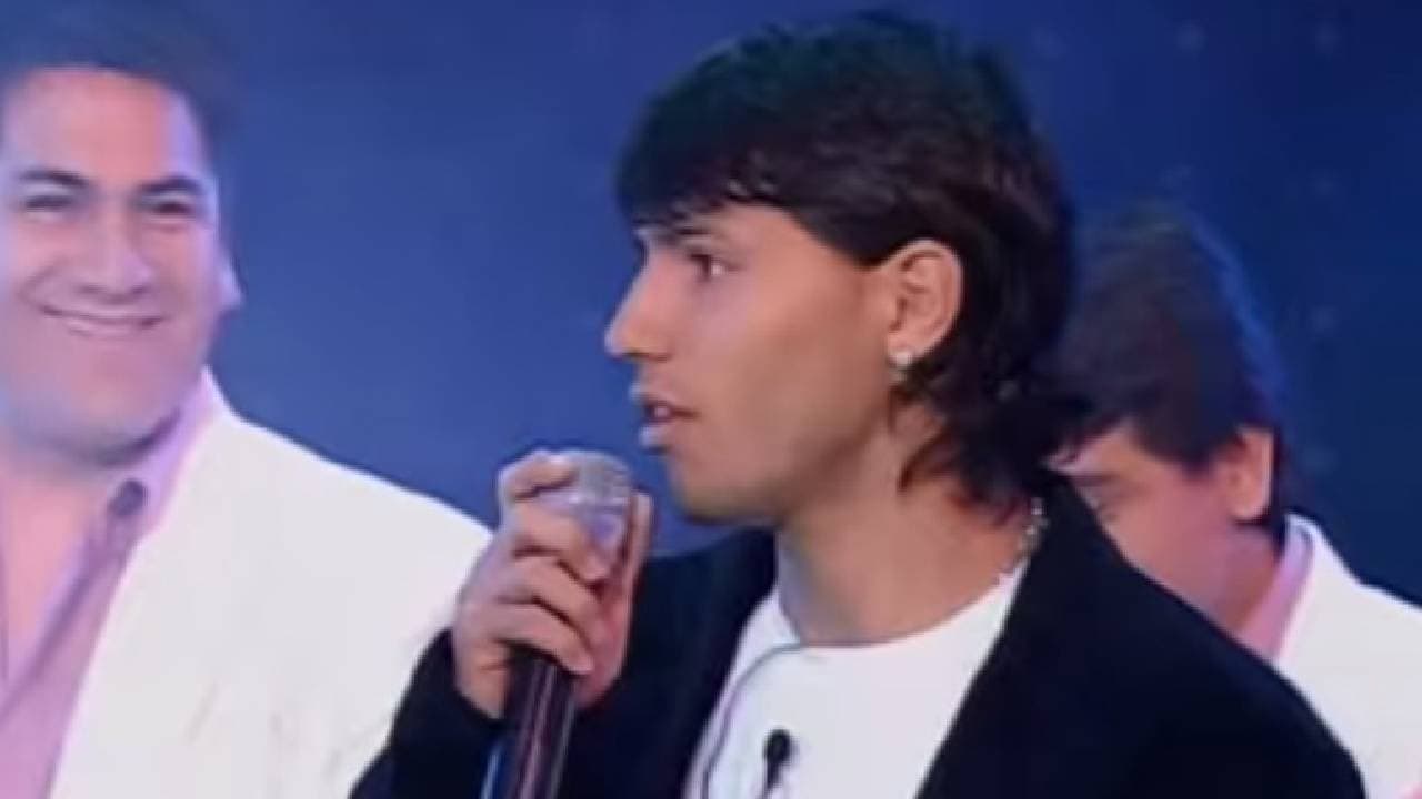 El delantero que debutó con el Independiente de la Superliga argentina, un día cambio los botines de futbol por zapatillas blancas para brillar en el escenario.