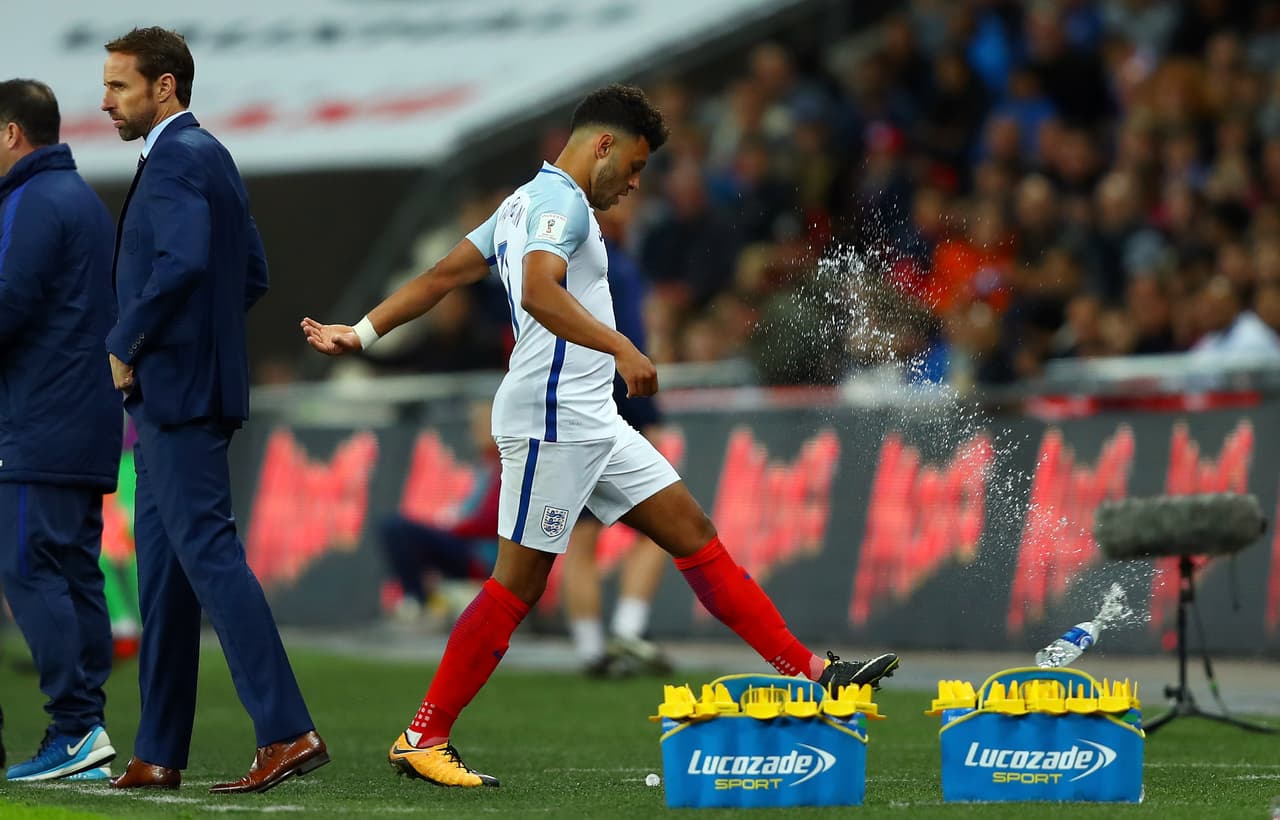 Jesse Lingard entró al minuto 62 por Chamberlain, que se molestó con el cambio y pateó lo primero que tuvo enfrente al salir del campo.
