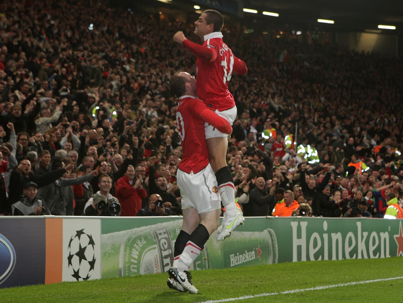 Hernández permanecía en el área mientras Rooney caía a las bandas para asistirlo: así llegó un crucial gol ante el Tottenham de Luka Modric y Gareth Bale que definió el título.