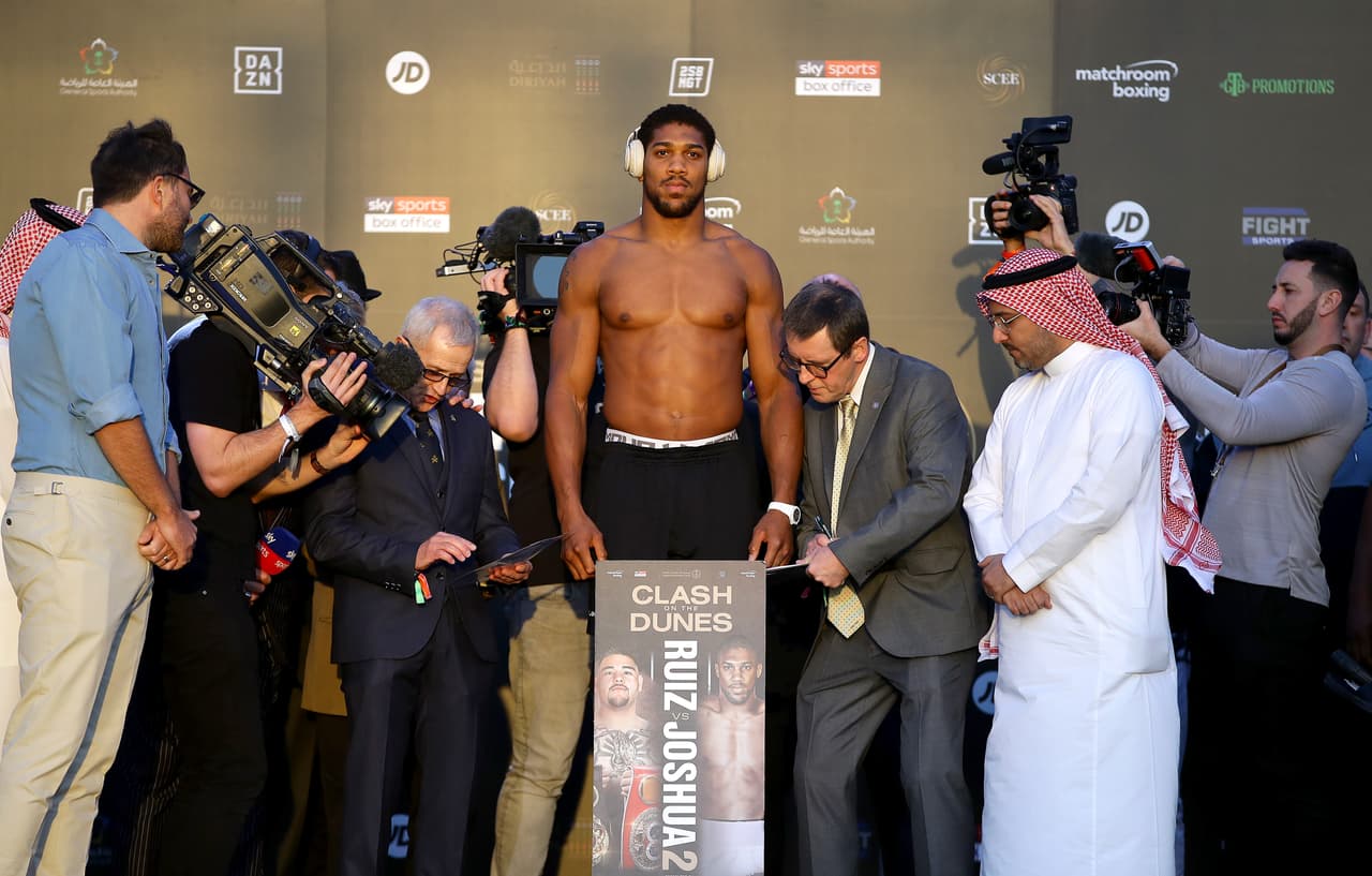 Anthony Joshua pesó 237.5 libras, mientras que Andy Ruiz dejó la aguja en 287.3 libras.
