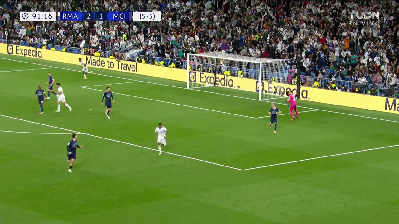 ¡TIRO ATAJADO! disparo por Karim Benzema.