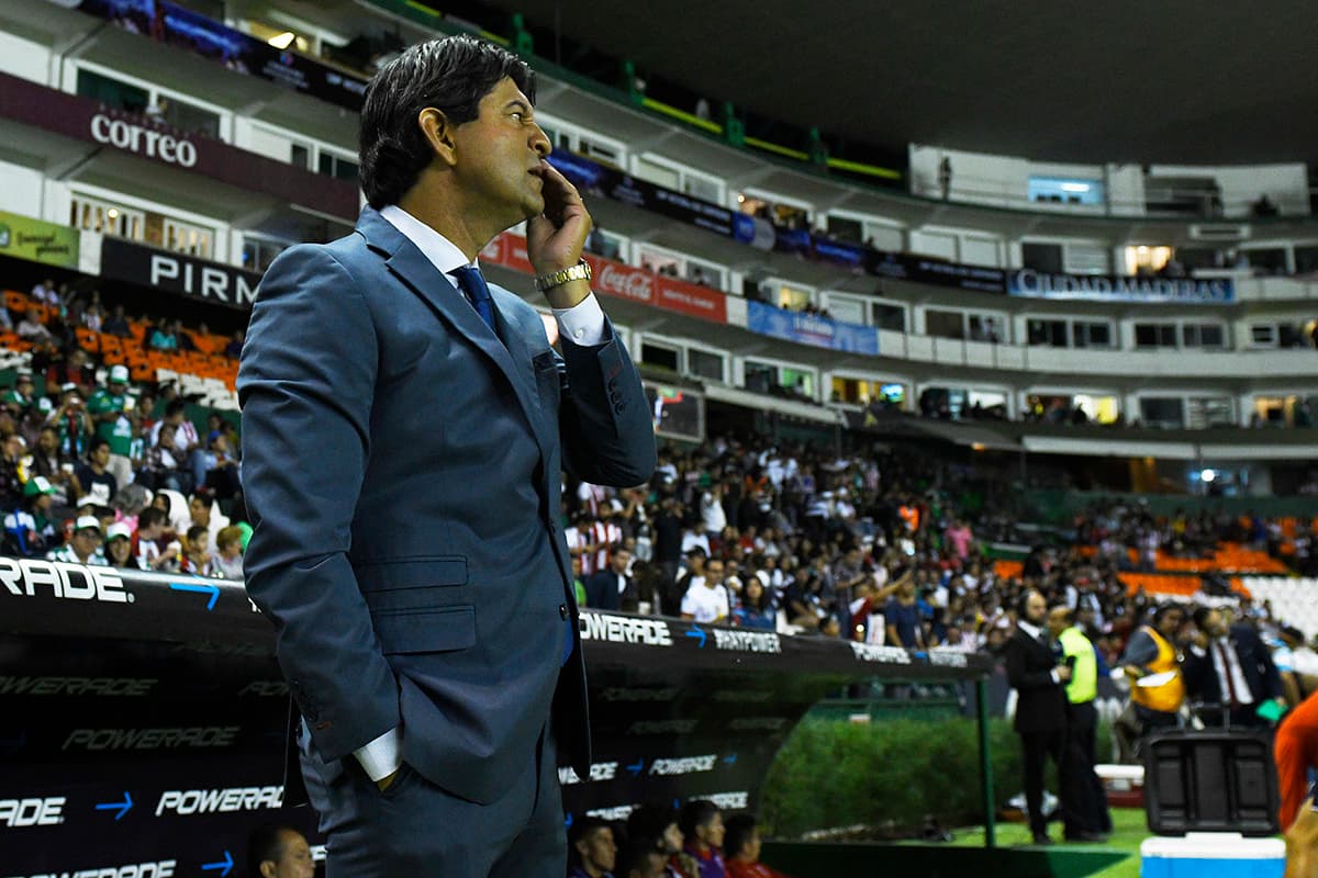 Con el paso de los minutos crecía la preocupación para el técnico de Chivas, José Saturnino Cardozo.