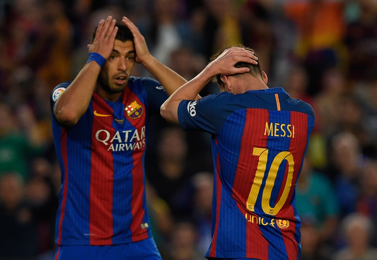 TOPSHOT - Barcelona's Argentinian forward Lionel Messi (R) and Barcelona's Uruguayan forward Luis Suarez (L) gesture during the Spanish league football match FC Barcelona vs SD Eibar at the Camp Nou stadium in Barcelona on May 21, 2017. / AFP PHOTO / LLUIS GENE (Photo credit should read LLUIS GENE/AFP/Getty Images)