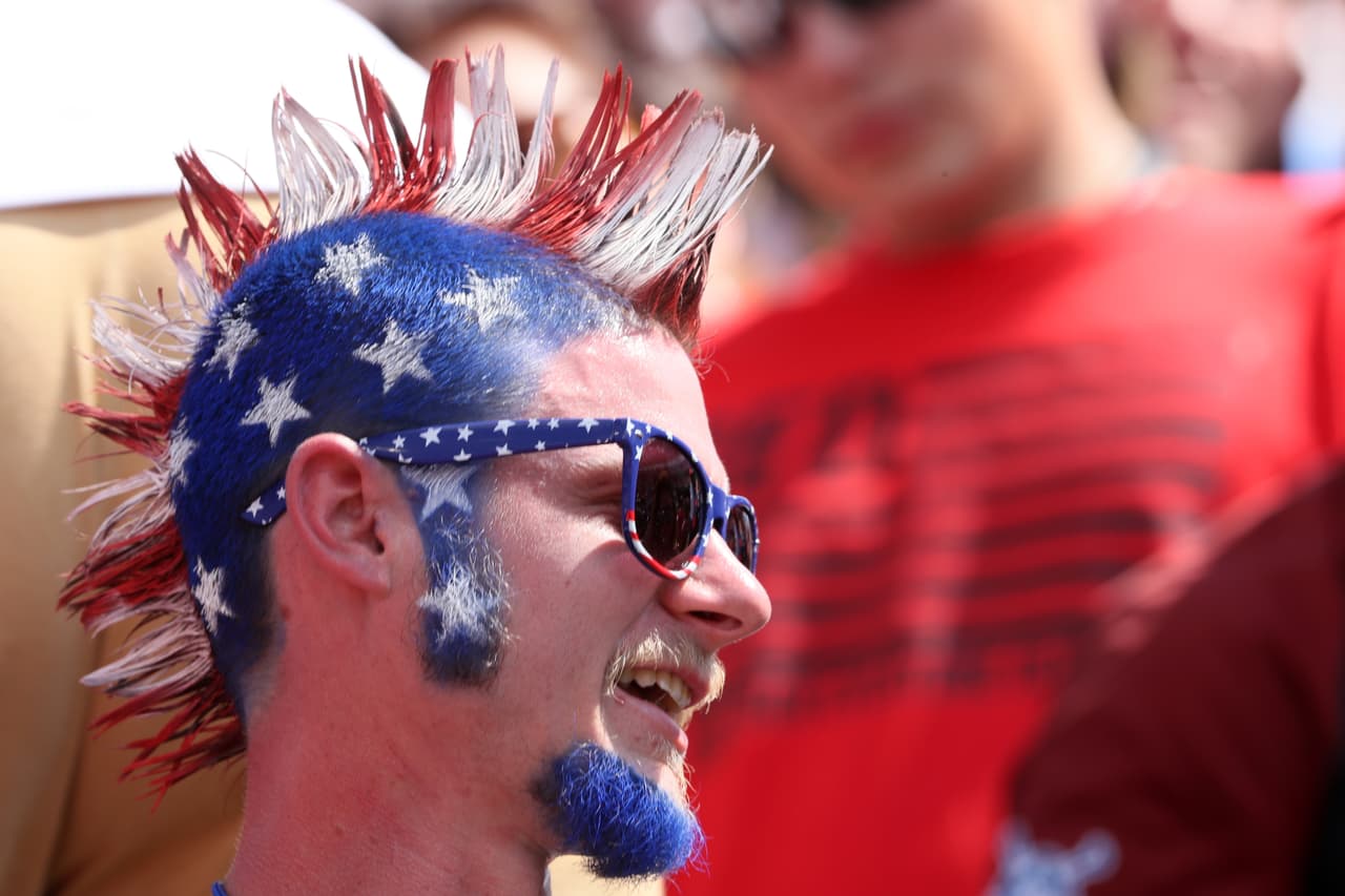El público norteamericano se dio cita para apoyar a su selección. Maquillajes, peinados estrafalarios y una inmensa cantidad de artículos promocionales fueron la constante en el Nissan Stadium.