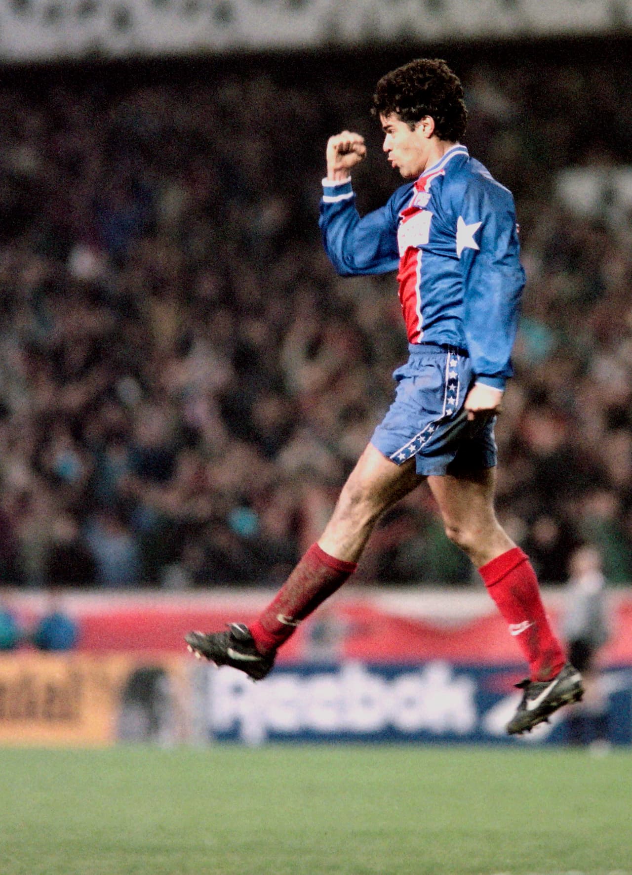 En el partido de vuelta en España, el brasileño Raí anotó el gol del empate definitivo que puso entre los cuatro mejores al PSG, que sería eliminado por Milán.