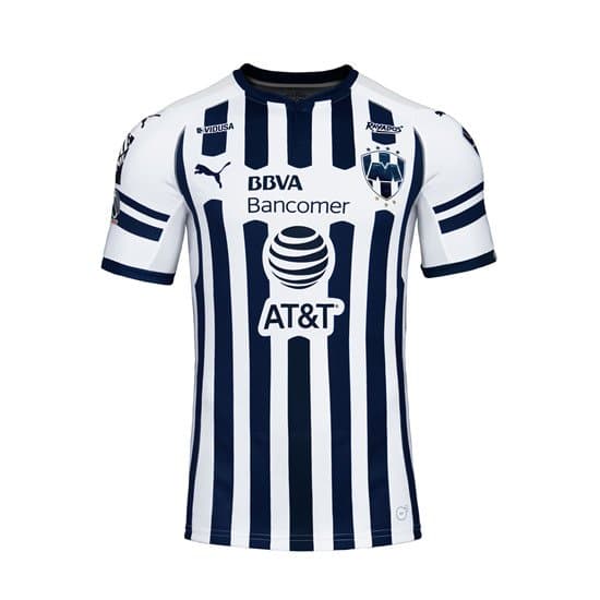 Otro clásico, la playera rayada del Monterrey. Encuéntrala en 
<a href="http://www.univisiondeportesfanshop.com" target="_blank">univisiondeportesfanshop.com</a>