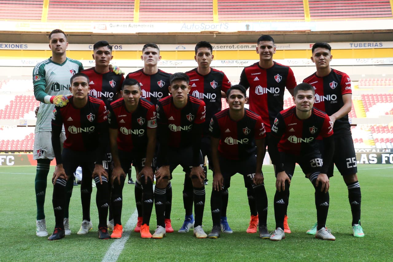 Así formaron los 'Rojinegros' que buscaban mantener su ventaja para ser campeones en casa.