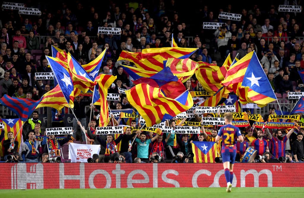 Una parte del Camp Nou mostró esteladas y protestó por la situación política en Catalunya.
