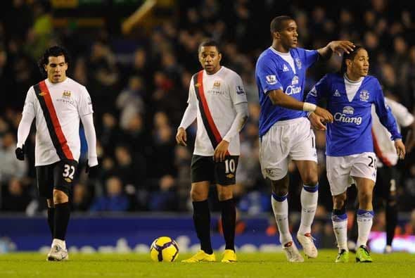 Nada pudieron hacer Carlos Tévez ni Robinho para evitar la victoria del Everton por 2-0.