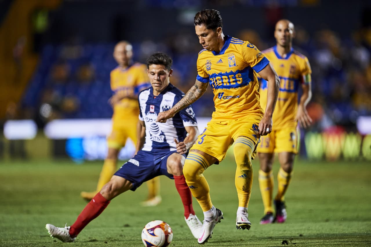 El partido entre Tigres y Monterrey en el Estadio Universitario fue intenso de principio a fin.