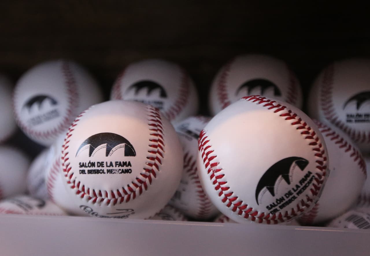 El presidente de México, And´rés Felipe López Obrador, fue uno de los presentes como fanático en la reinauguración del Salón de la Fama del Béisbol Mexicano, que revive grandes del momento de ese deporte a nivel local.