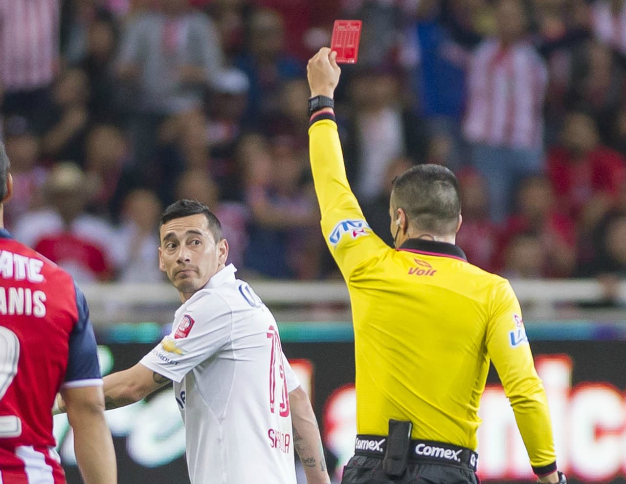 Aunque Rubens Sambueza acarrea una larga sanción a su regreso deberá tener cuidado de que palabras y modos usa con los ‘nazarenos’. El volante ha sido expulsado por insultar a la autoridad y no olvidemos el golpe que le dio a un silbante que lo alejó de las canchas por varias semanas.