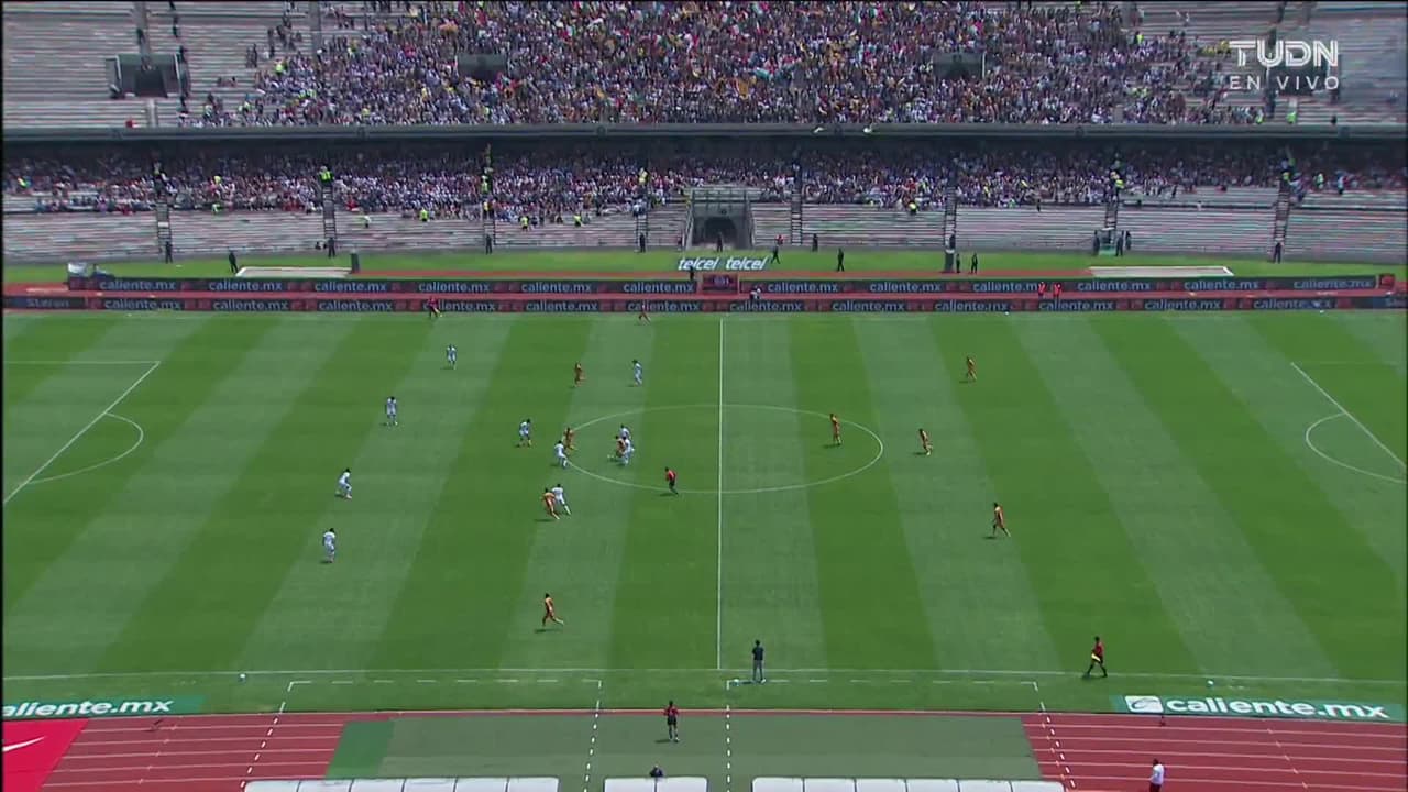 Arranca el partido y la pelota está en juego.