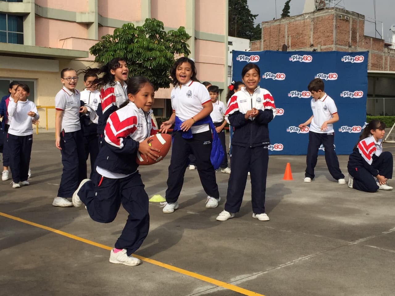 NFL Play 60 llegó este lunes 6 de julio al Instituto Miguel Ángel. Agradecemos a la Directora Lic. Maria Del Carmen Cordero Patiño por permitirnos llevar este importante mensaje de activación física a todos los niños y niñas de Primaria.