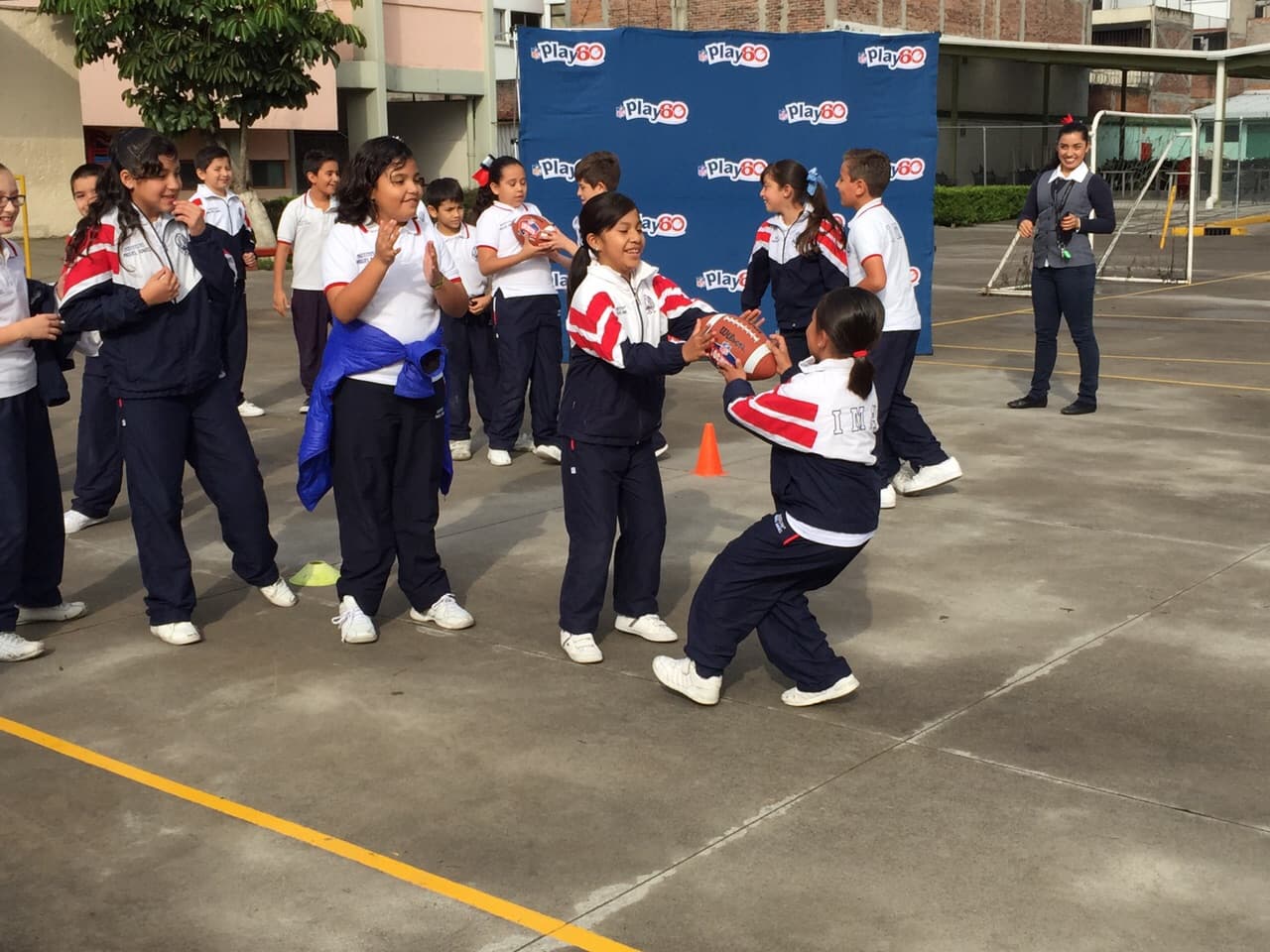 NFL Play 60 llegó este lunes 6 de julio al Instituto Miguel Ángel. Agradecemos a la Directora Lic. Maria Del Carmen Cordero Patiño por permitirnos llevar este importante mensaje de activación física a todos los niños y niñas de Primaria.
