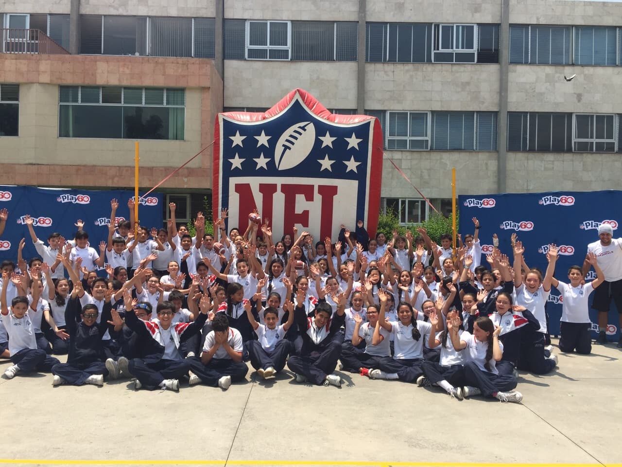 NFL Play 60 llegó este lunes 6 de julio al Instituto Miguel Ángel. Agradecemos a la Directora Lic. Maria Del Carmen Cordero Patiño por permitirnos llevar este importante mensaje de activación física a todos los niños y niñas de Primaria.