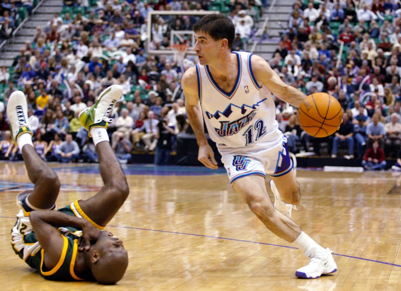 <b>Utah Jazz: John Stockton</b>. Su lealtad, el no haber vestido otro jersey, le otorga esta etiqueta. Stockton es el líder histórico del Jazz en juegos, triples, asistencias, robos, y segundo en minutos y puntos.