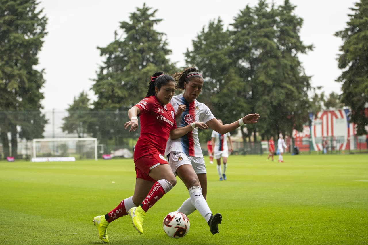 Las Chivas no se tocan el corazón y golean a las Diablas del Toluca para asegurar su lugar en la cima del torneo.