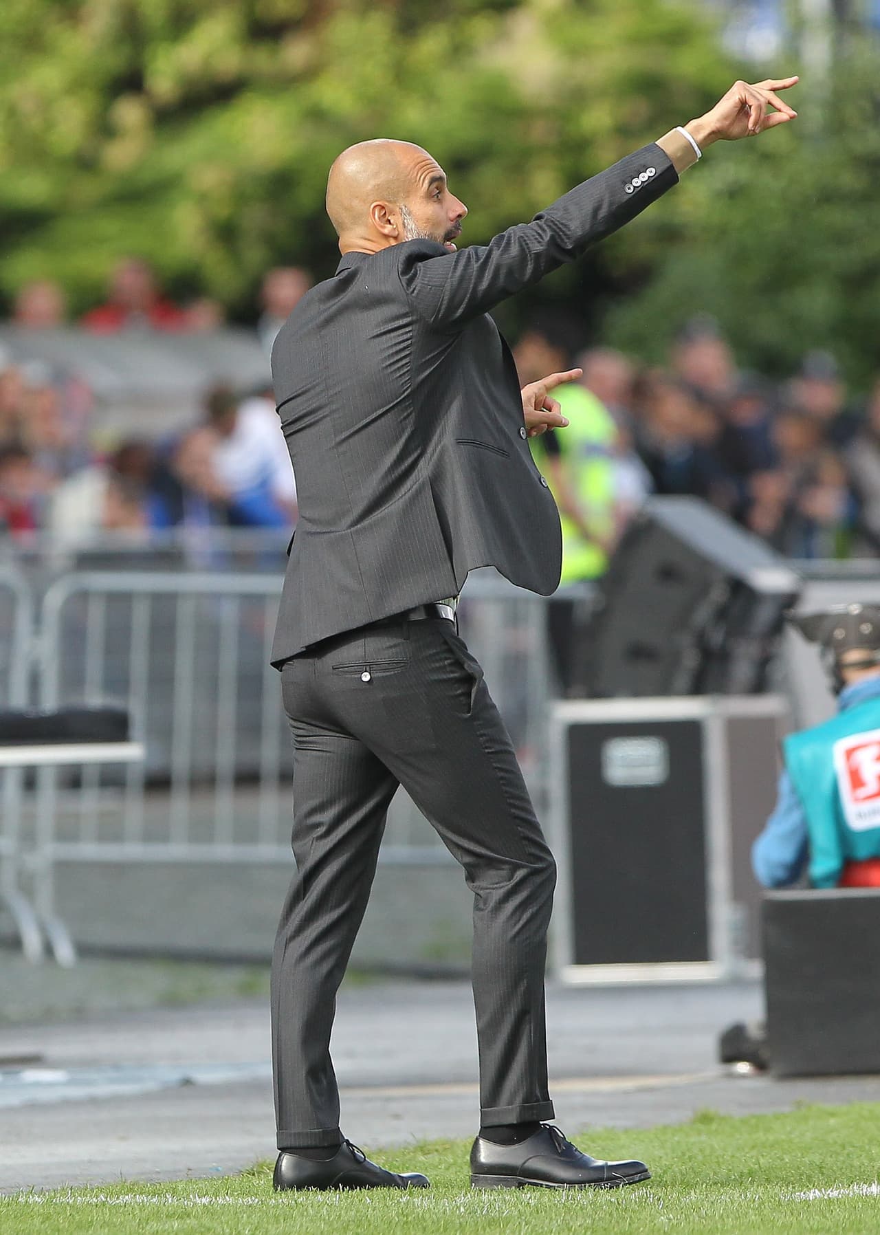 Guardiola tení su propio show en la banca con movimientos que parecían una calse de baile.