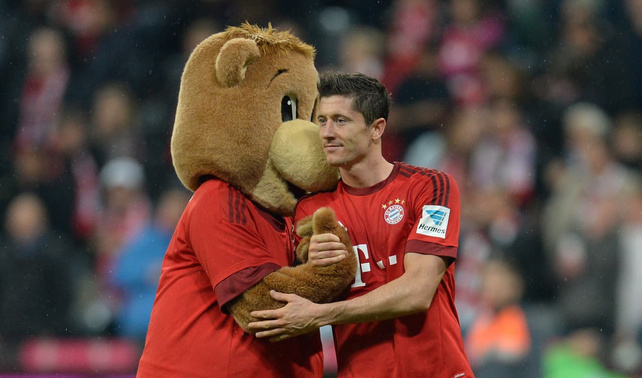 Lewandowski fue felicitado hasta por la mascota.