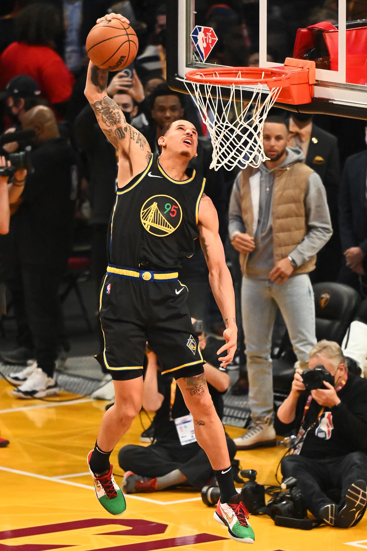 Juan Toscano nació el 19 de abril de 1993 en Oakland, California, y es hijo de Patricia Toscano y tiene tres hermanos: Avery, Andrew y Ariana.
<br>