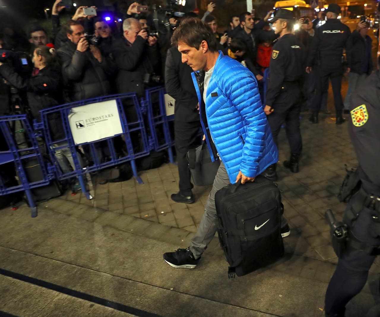 El entrenador Guillermo Barros Schelotto también era solicitado por la multitud, pero entró de inmediato al lugar.