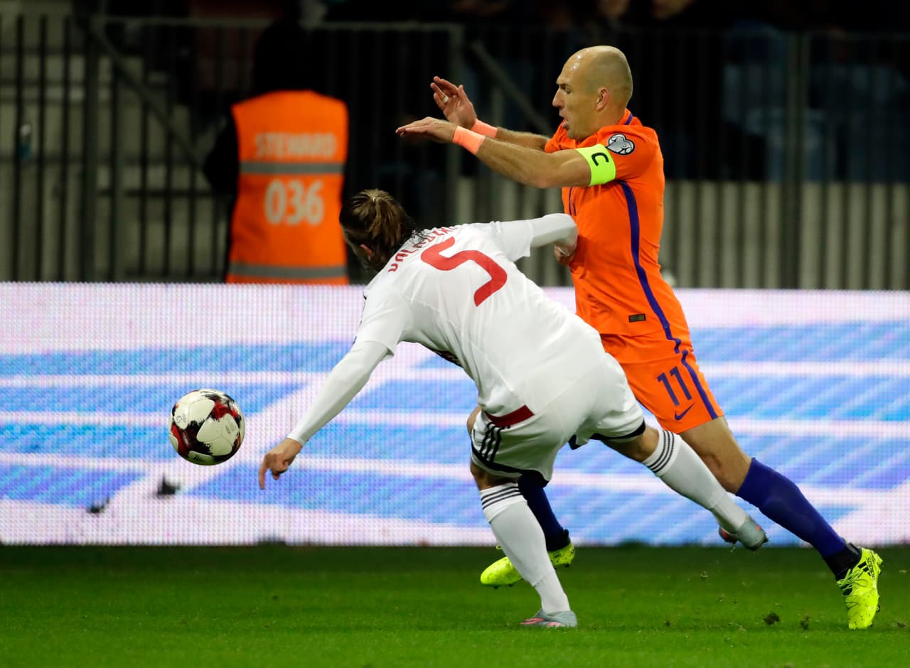 En la última fecha, Holanda jugará contra Suecia y de vencerlos los igualarán en 19 puntos, sin embargo cuentan con una desventaja en la diferencia de goles de 12 tantos.