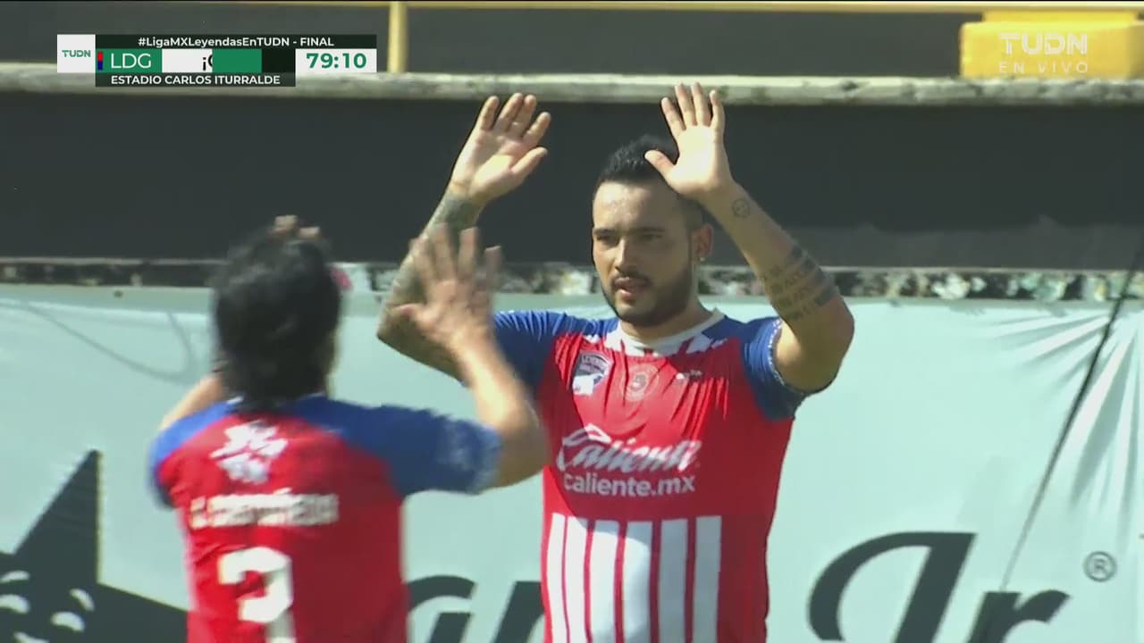 ¡Anota Vázquez! Leyendas del Guadalajara le da la vuelta y se pone 2-1