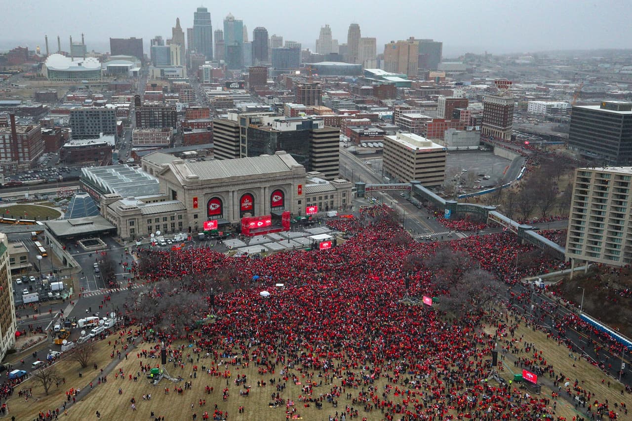Las bajas temperaturas no detuvieron a los fanáticos que se reunieron en el centro de Kansas para admirar el trofeo que tardó 50 años en regresar a su ciudad.