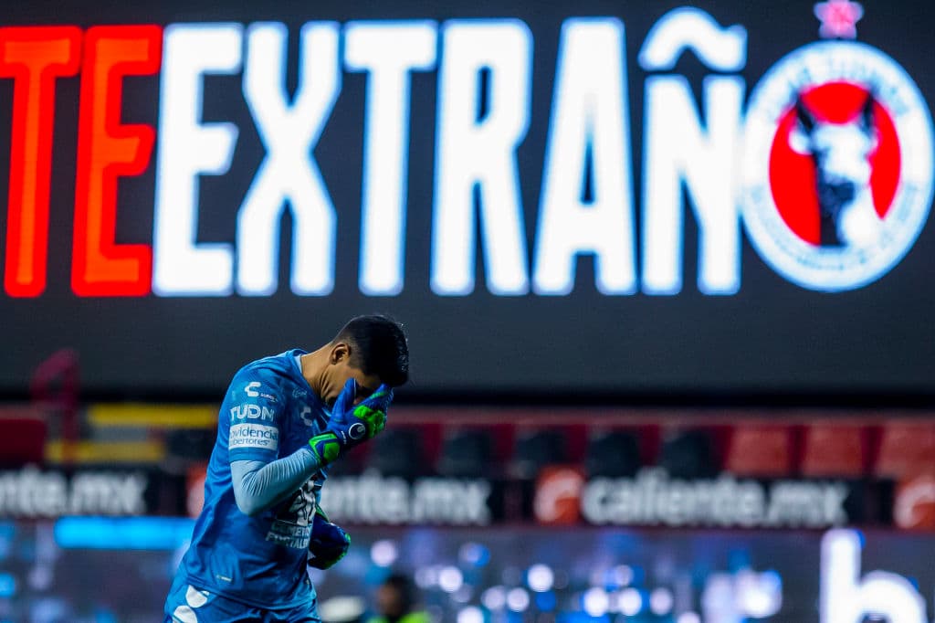 El conjunto de Tijuana se quedó sin posibilidades de seguir compitiendo en el Guard1anes 2020. | Víctor Guzmán (36’) y Roberto de la Rosa (73’) sellaron el triunfo para los de Pezzolano. Tijuana se enfrentará a Querétaro y Pachuca se medirá a Necaxa en la última jornada de la competición.