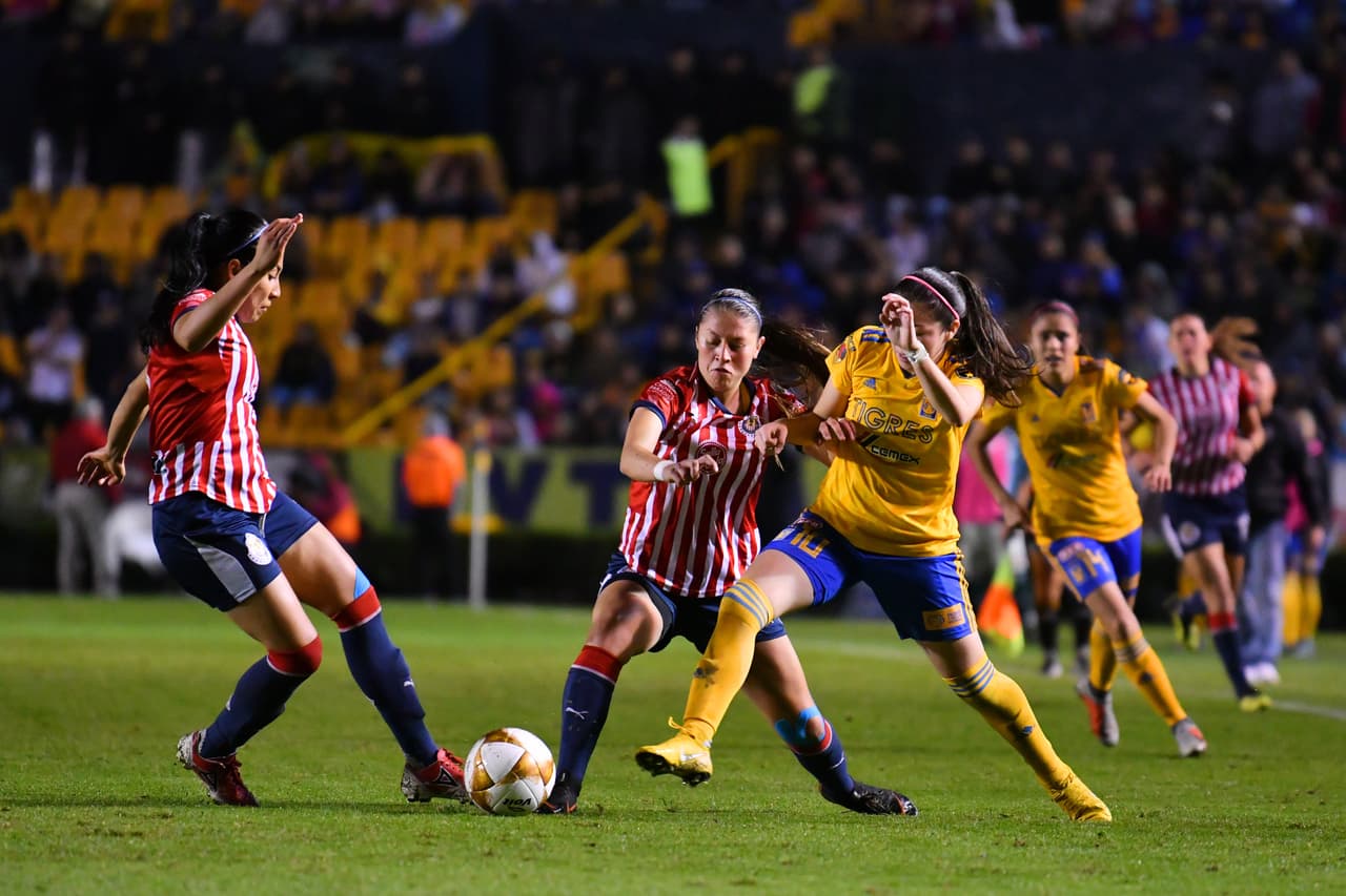 Y con ese factor en contra, a Guadalajara le costó mucho trabajo pisar suelo enemigo, y Tigres le sacó jugo, hasta la última gota, a su superioridad numérica, al grado que no todo estaba dicho.