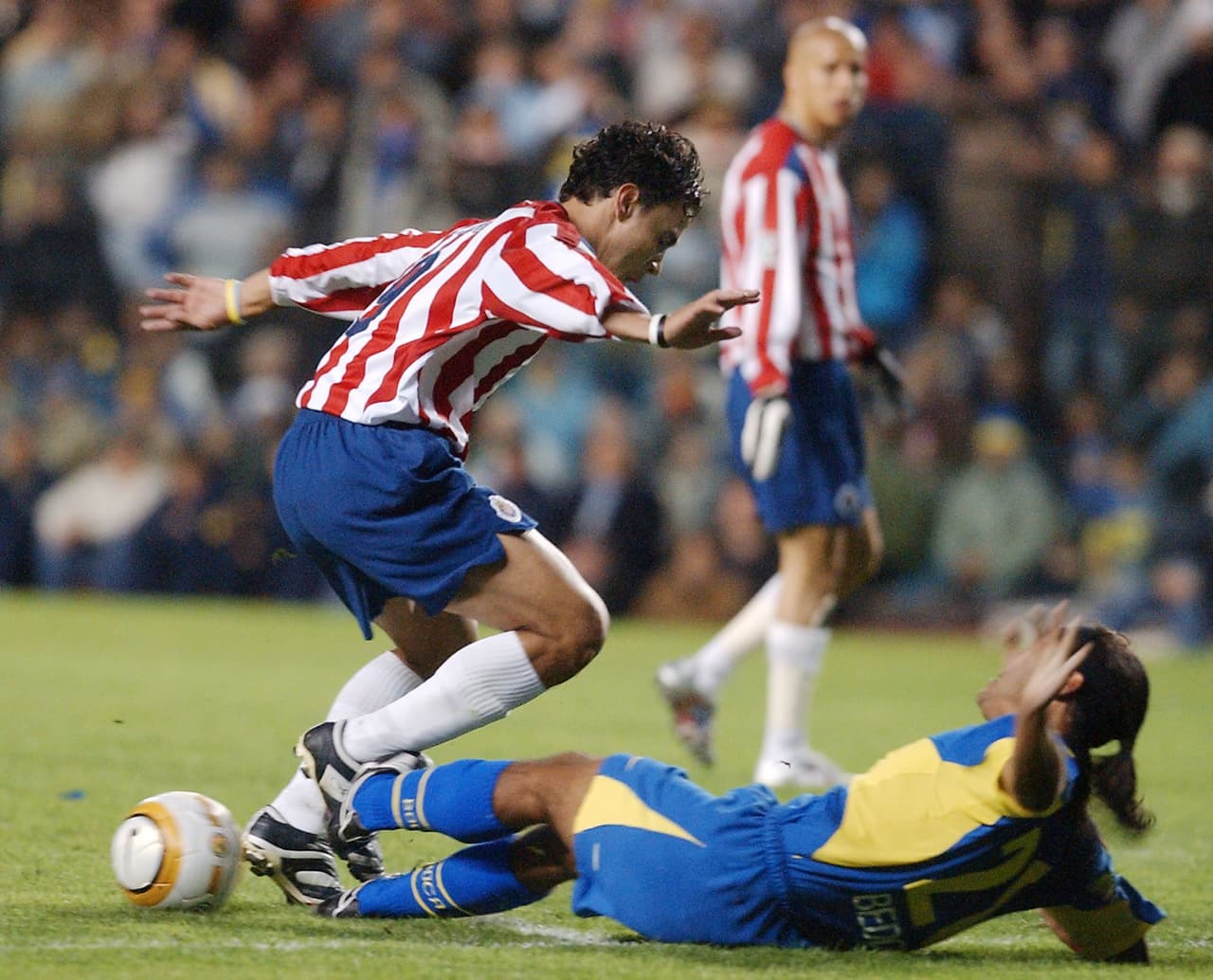 El temperamento de Bedoya en la cancha y su estilo de juego agresivo lo llevaron muchas veces a terminar fuera del terreno antes de lo previsto por fallas disciplinarias.