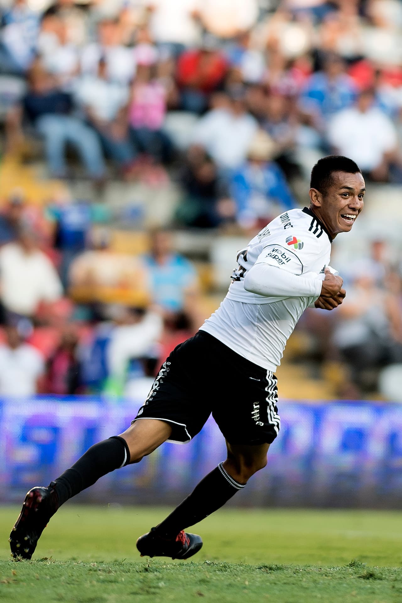 Un exceso de confianza de la defensiva queretana le permitió a Ulises Cardona poner cifras definitivas en el encuentro.